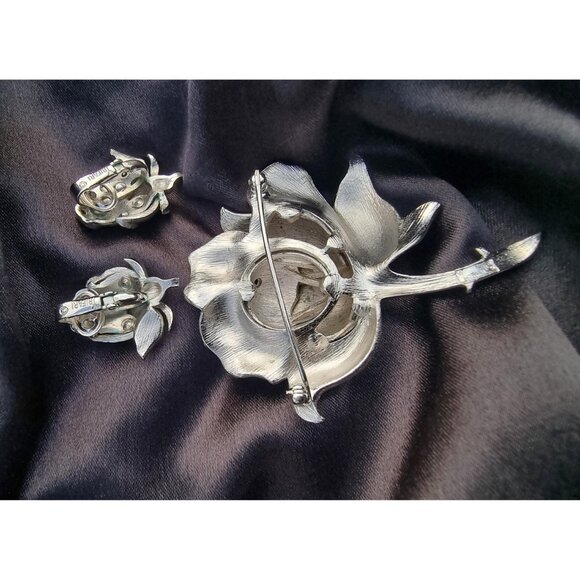 Rare Find 1960s CROWN TRIFARI Signed Silver Tone Rose Flower Jewelry Set - Picture 6 of 6